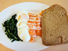 バリエーション例①　スモークサーモン、ゆで卵、ほうれん草のバター炒め